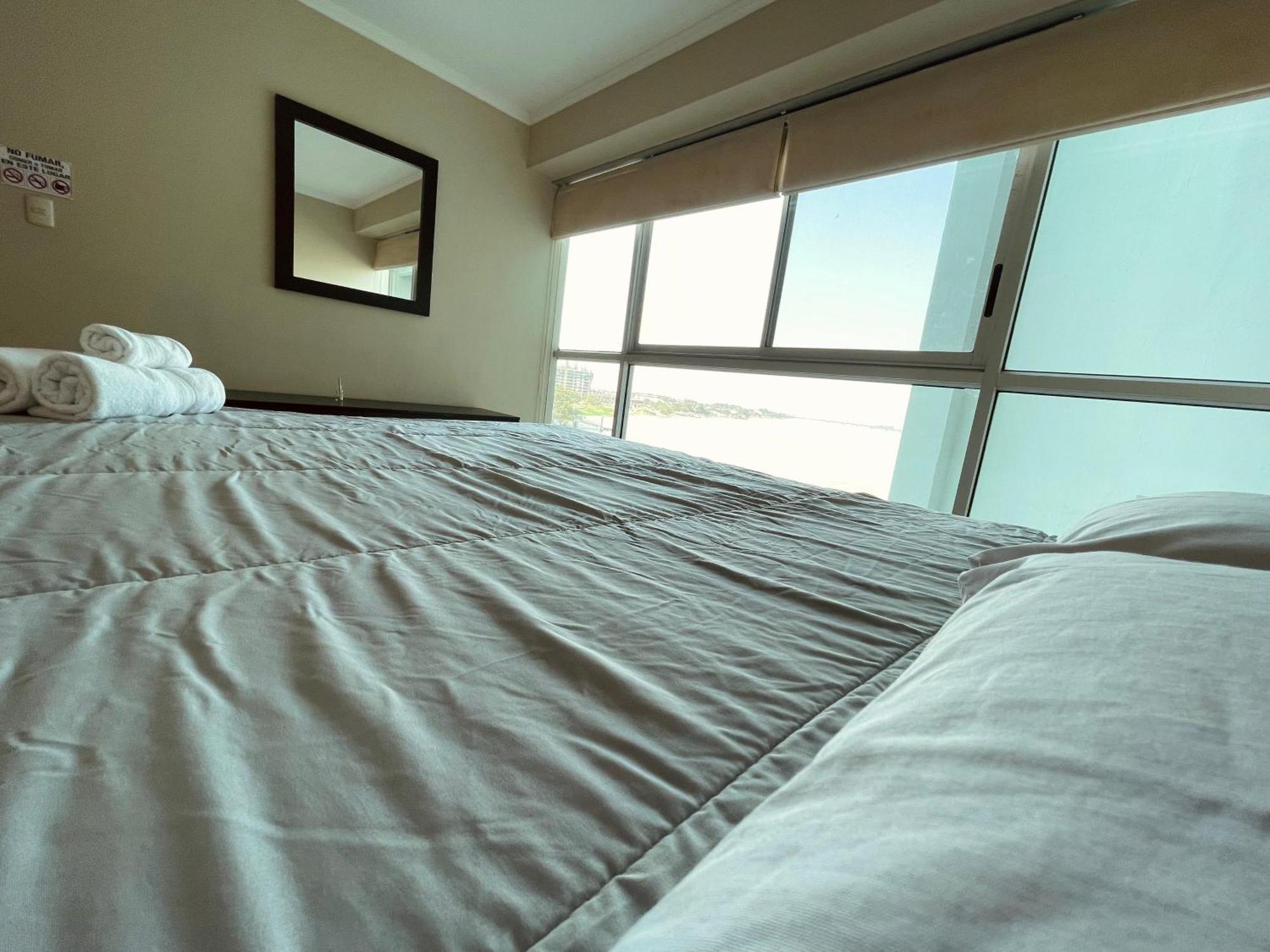 Suite Frente Al Rio En Puerto Santa Ana Riverfront Guayaquil Extérieur photo
